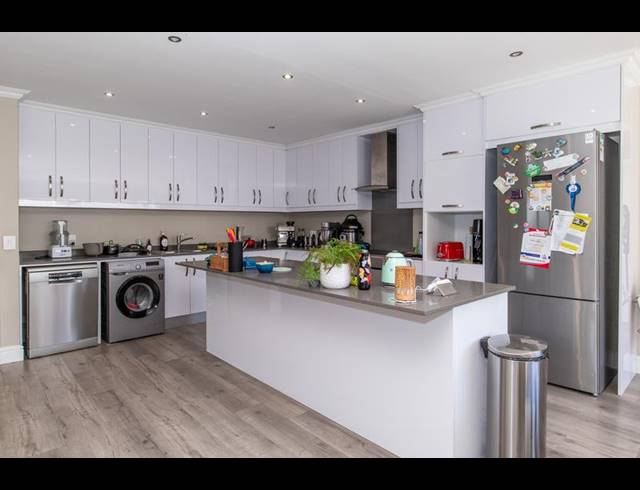 3 BEDROOM PROPERTY TO RENT IN CONSTANTIA